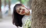 Nữ sinh trường THPT Nguyễn Thị Minh Khai dịu dàng bên cúc họa mi